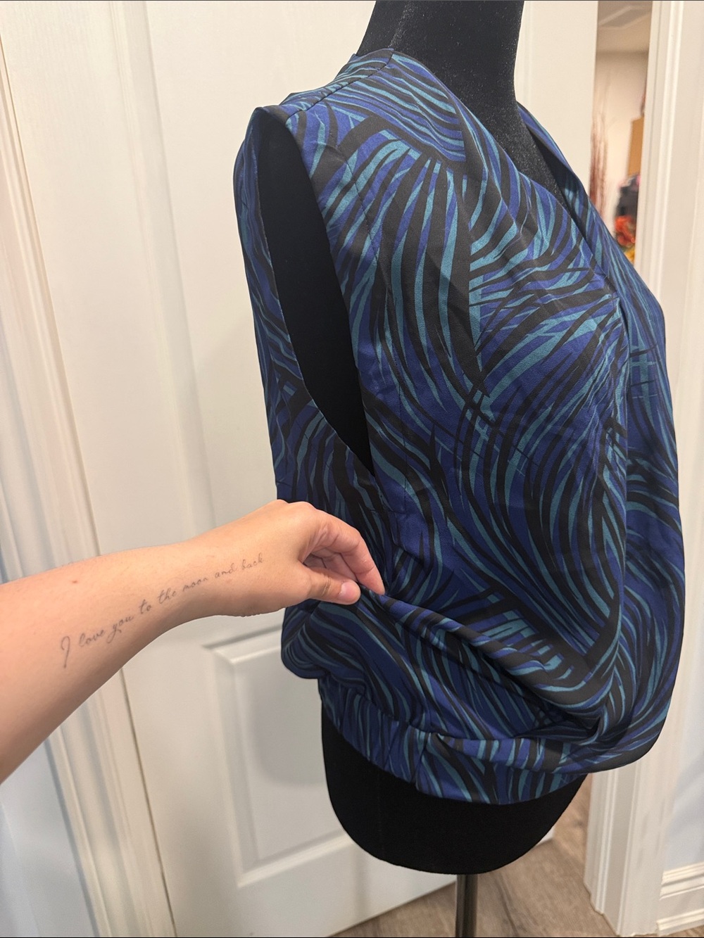 Buy 2 for 20$✌🏻 Sleeveless V-Neck Draped Tank Top - Blue/Green Swirl - Picture 2 of 4